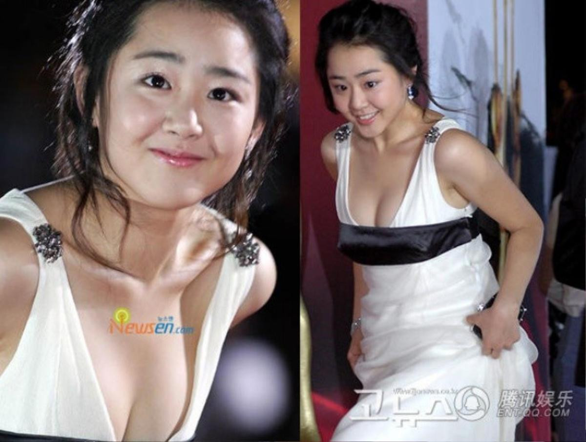 Người đẹp sinh năm 1987 - Moon Geun Young với chiếc váy gợi cảm nóng bỏng khoe đôi gò bồng đào phồn thực.