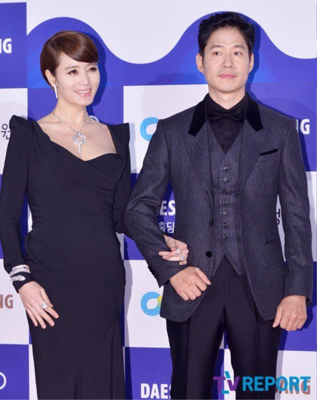 Đi cùng Kim Hye Soo là tài tử Jun Sang Yu cùng dẫn dắt chương trình. Trước vẻ gợi cảm của đồng nghiệp xinh đẹp, Jun Sang Yu hướng mắt nhìn về phía trước, hiếm khi đối diện với Kim Hye Soo.