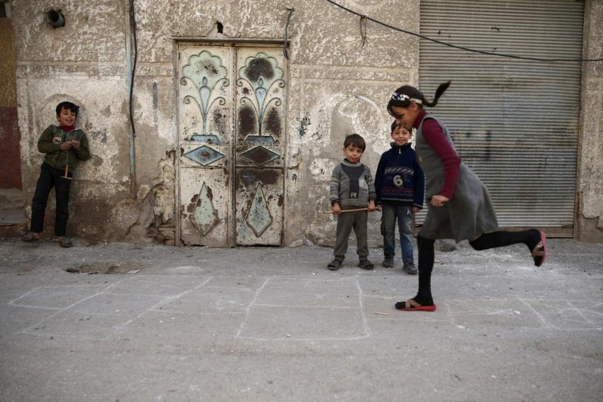 Children play in the Douma neighborhood of Damascus, Syria November 26, 2015. REUTERS/Bassam Khabieh