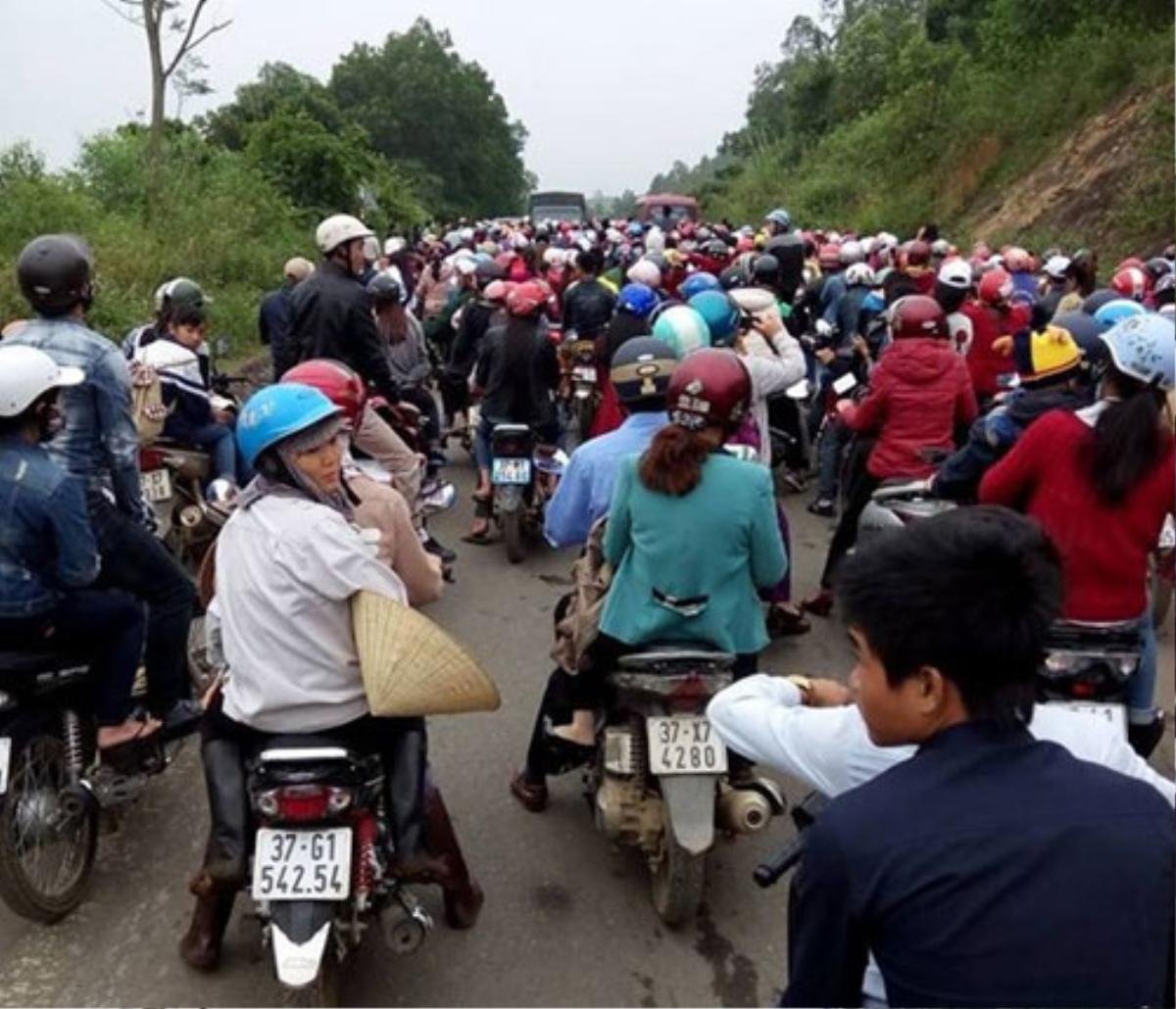 Hàng ngàn người đổ về khiến đoạn đường nhỏ hẹp bị ách tắc hàng giờ đồng hồ - (Ảnh: songlamplus).