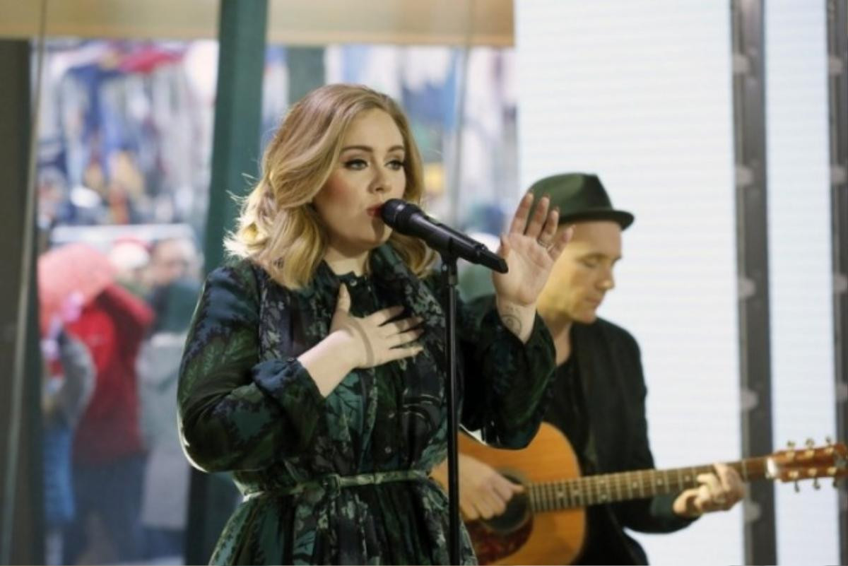 Adele hát live Million Years Ago trên một show truyền hình.