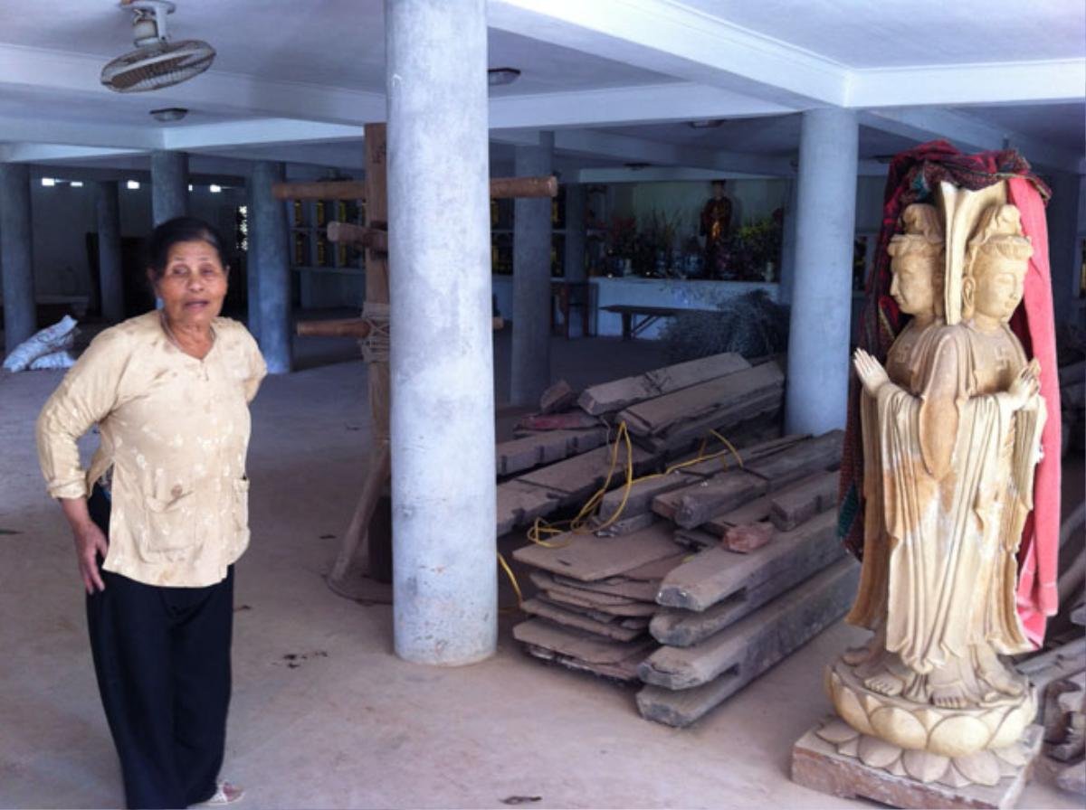 Bà cụ nấu cơm cho sư này, đã tiết lộ với chúng tôi nhiều thông tin sửng sốt, bên cạnh là bức tượng Phật được phủ vải cũ trông vô cùng nhếch nhác.