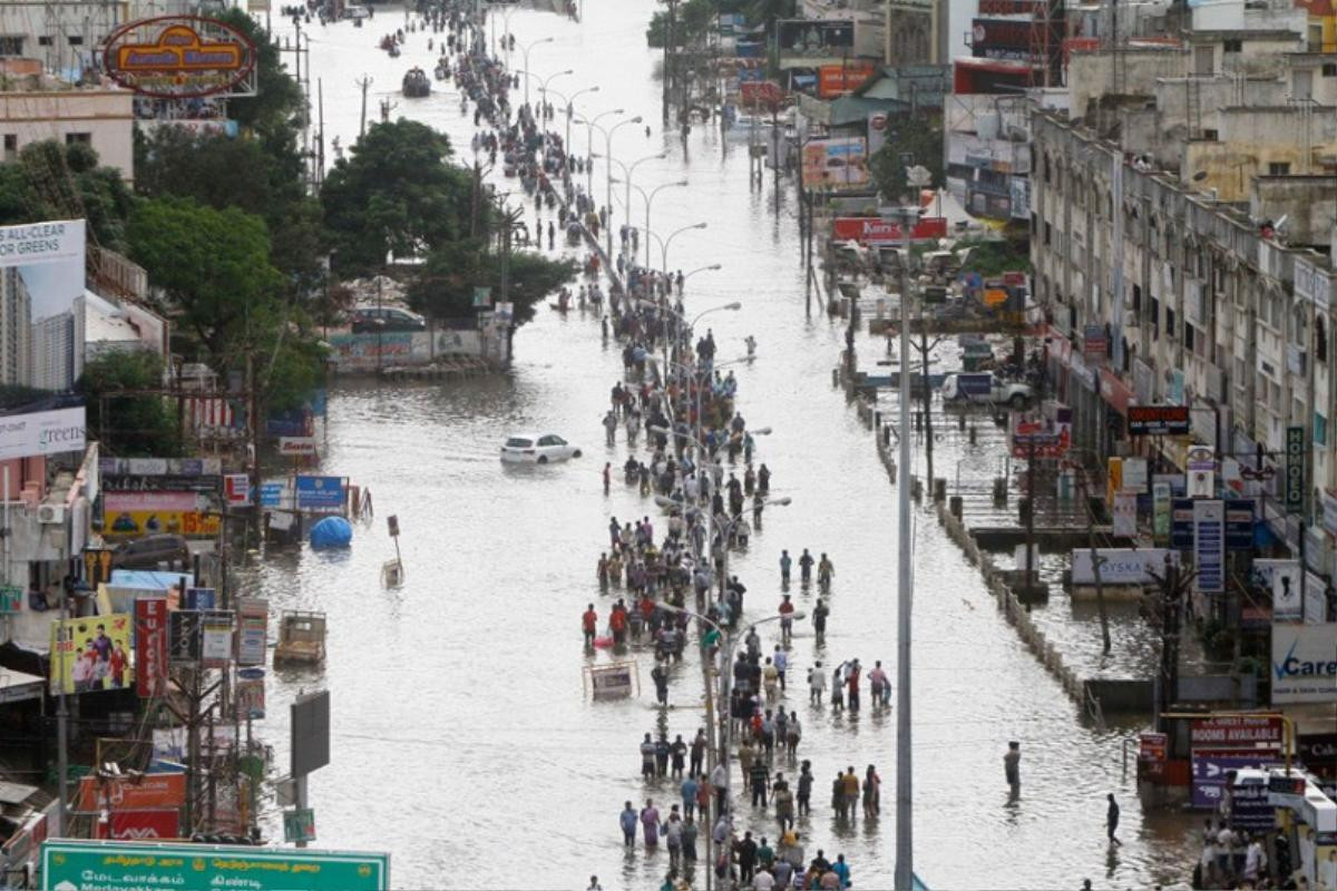 Mưa to liên tục trong những tuần qua khiến hơn 3 triệu người dân tại TP Chennai, thủ phủ bang Tamil Nadu, không thể tiếp cận những dịch vụ cơ bản, đồng thời cản trở nỗ lực sơ tán, cứu hộ. Nước lũ tại miền Nam Ấn Độ đã bắt đầu rút bớt vào ngày 3/12, giúp lực lượng cứu hộ có cơ hội sơ tán hàng ngàn người đang bị mắc kẹt.