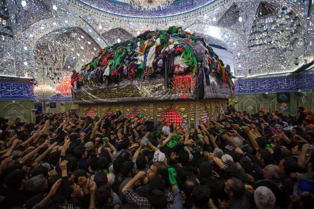 Những người Hồi giáo Shia tụ tập tại đền Imam Hussein trong ngày lễ đánh dấu Arbain tại thánh địa Karbala, nam Iraq.