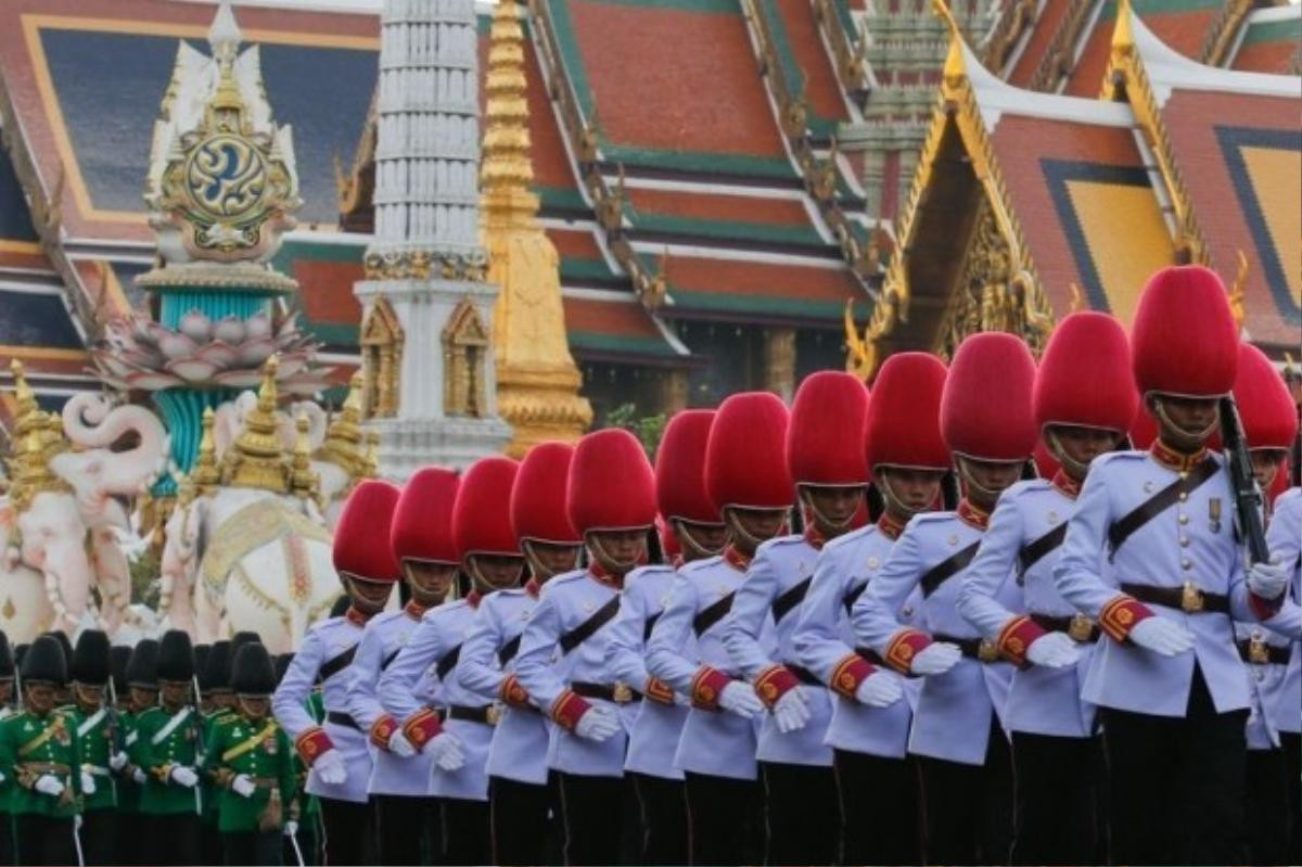 Quân đội Hoàng gia diễu binh trong buổi lễ kỷ niệm ngày sinh nhật lần thứ 88 của Quốc vương Thái Lan (5/12). Ngài là người giữ vương vị lâu nhất lịch sử các hoàng gia trên thế giới.