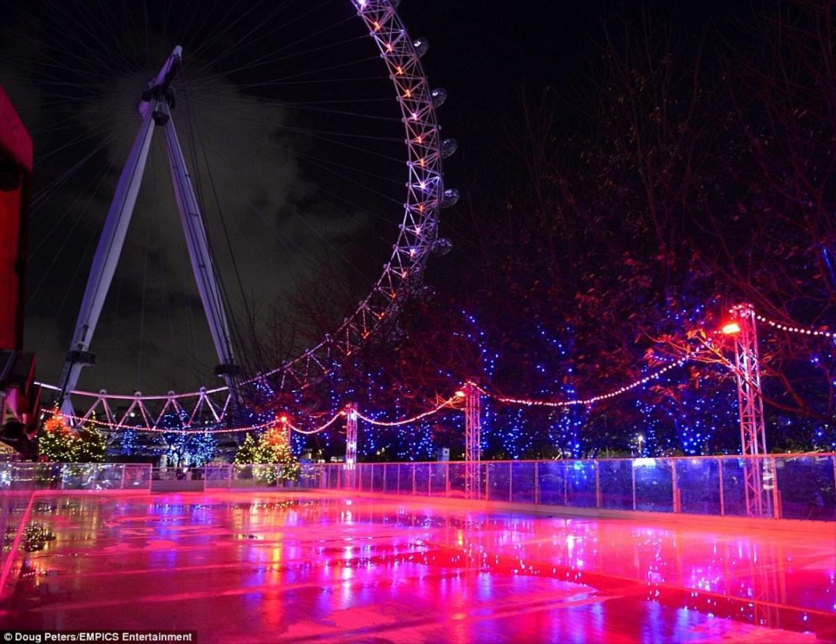 Ngay gần London Eye cũng có sân trượt băng. Chắc hẳn bạn sẽ có nhiều tấm ảnh độc đáo nếu đến trượt băng trong khung cảnh ấn tượng này.