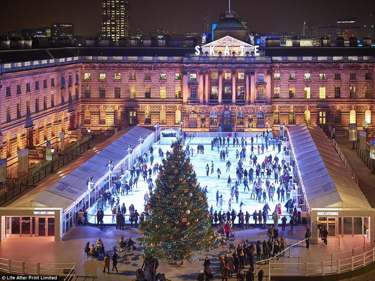 Sau khi trượt băng tại sân Somerset House, London, bạn có thể ngồi lại trên quán bar có ban công nhìn xuống sân băng vô cùng đẹp mắt. 