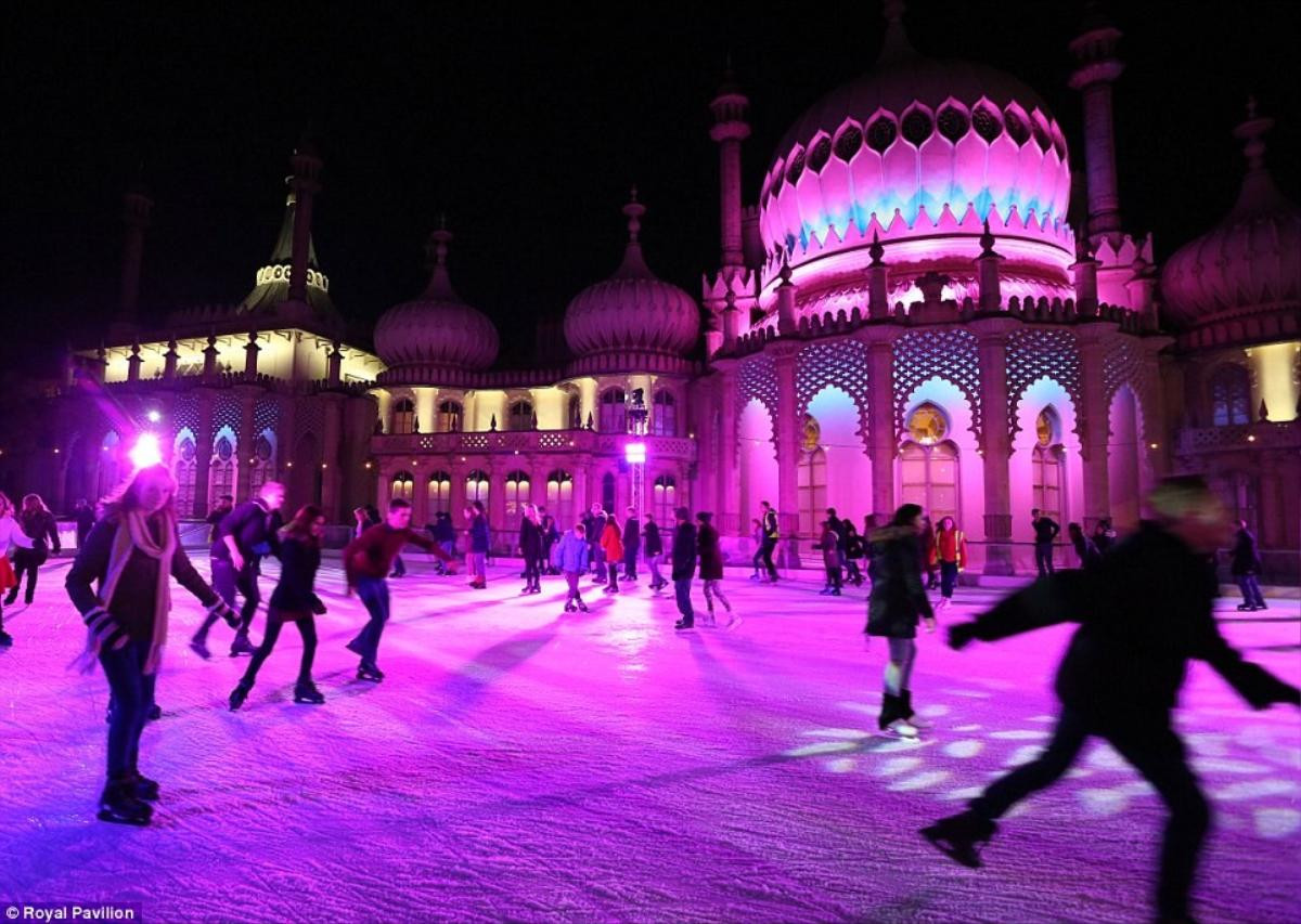 Sân băng ngay tại cung điện Royal Pavilion, Brighton. Không gian đậm chất cổ tích khi bóng tháp canh và khung cửa sổ hắt xuống nền sân băng.