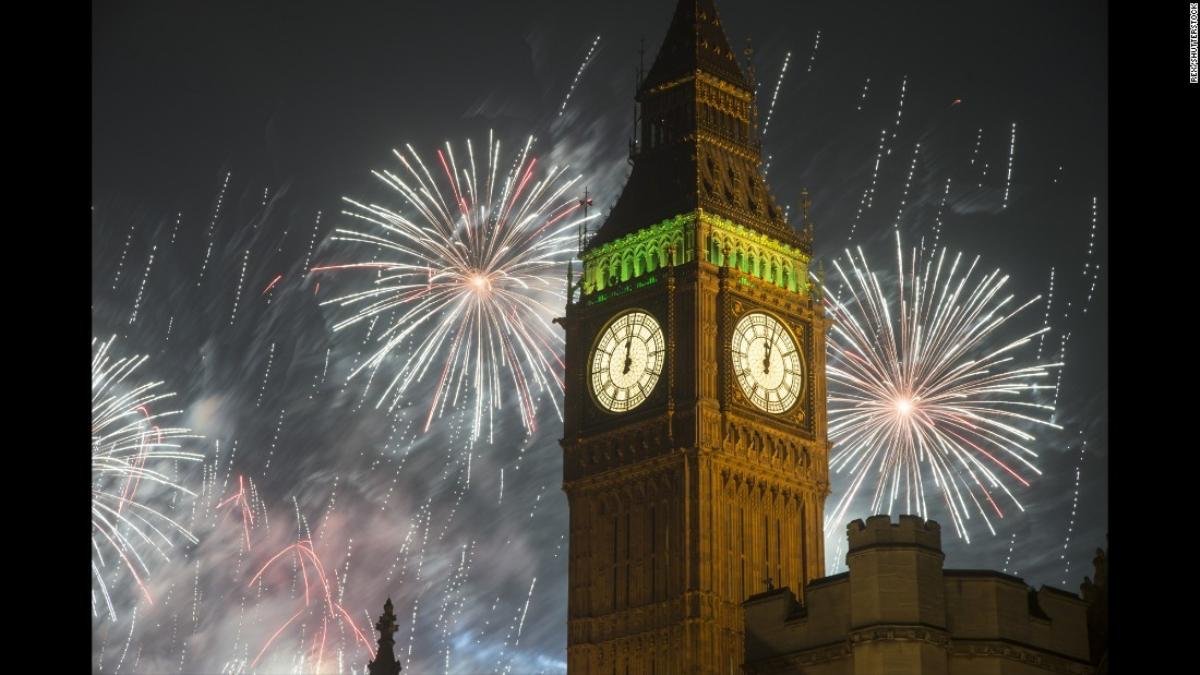 Pháo hoa chúc mừng năm mới tại tháp đồng hồ Big Ben, London.