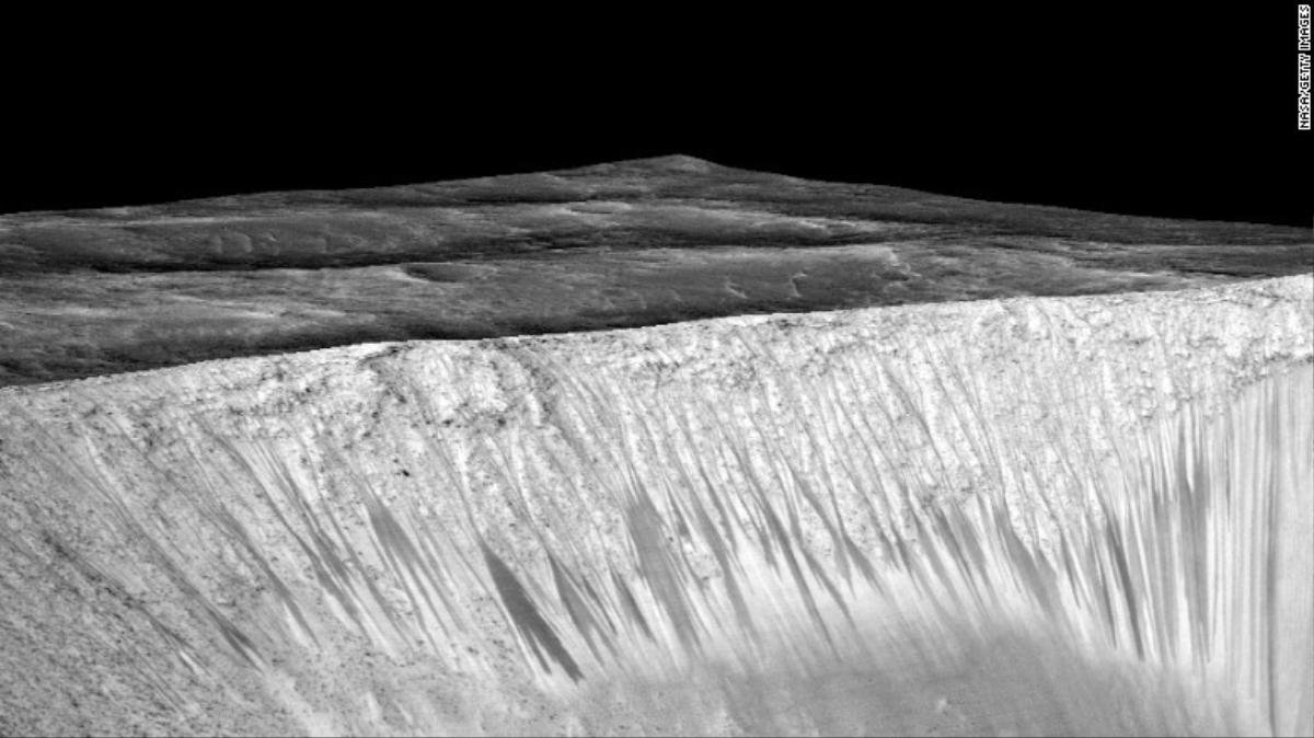 NASA công bố bằng chứng có nước chảy trên bề mặt sao Hỏa, đánh dấu thêm một bước tiến trong nghiên cứu sự sống ngoài Trái đất (ngày 28/9).