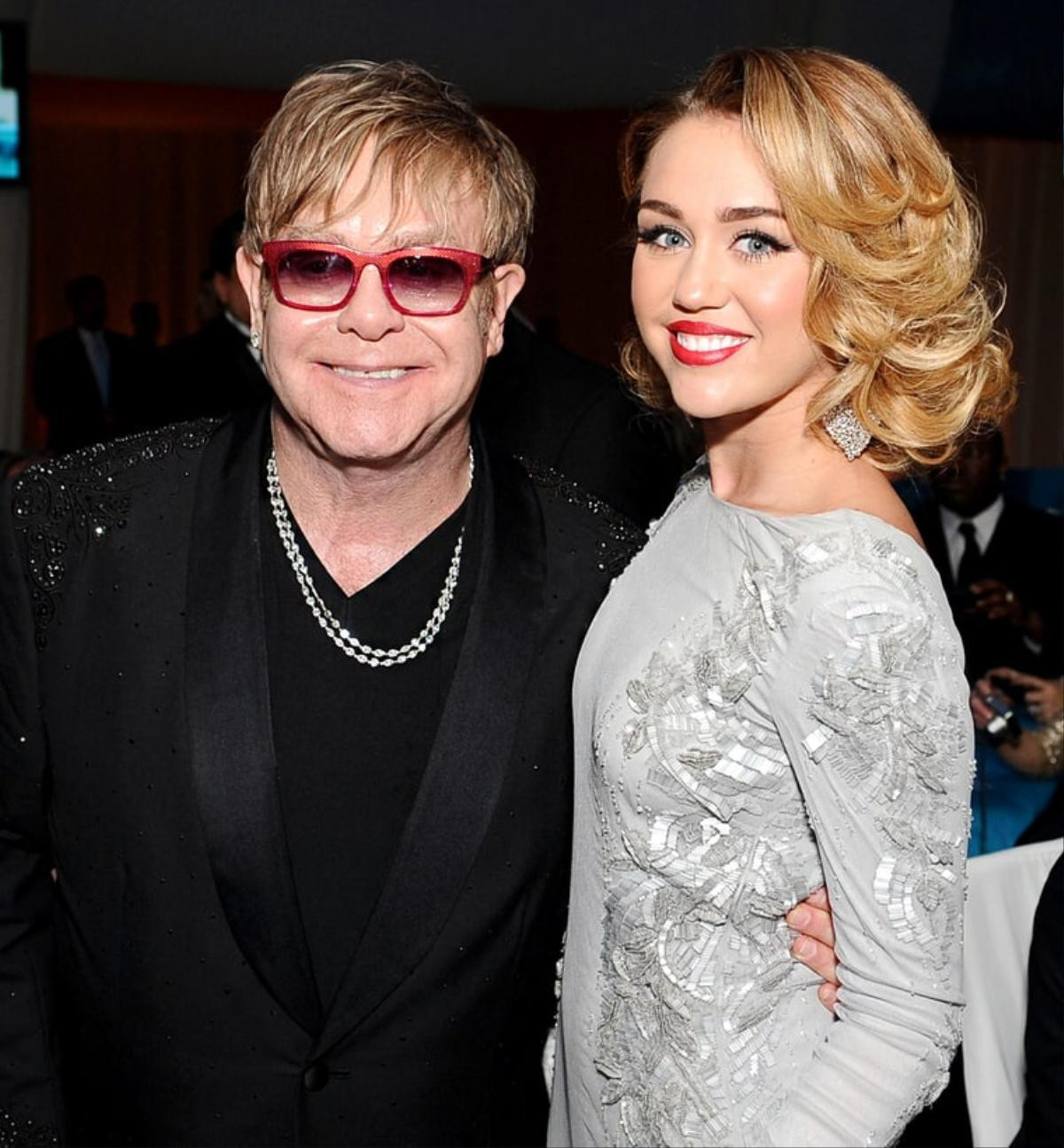 Elton John và Miley Cyrus khi chưa nổi loạn như hiện tại.