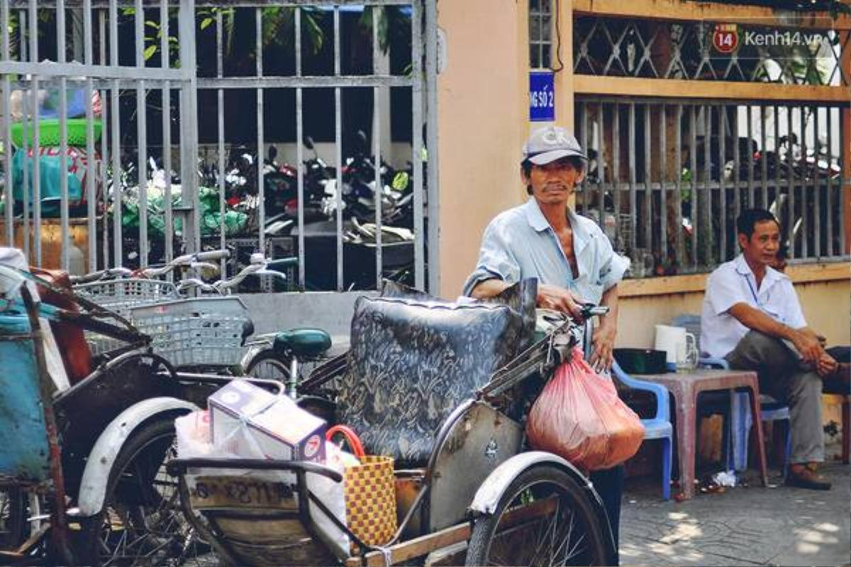 Ông Linh đang đợi khách bên vỉa hè cùng những người bạn trong nghề.