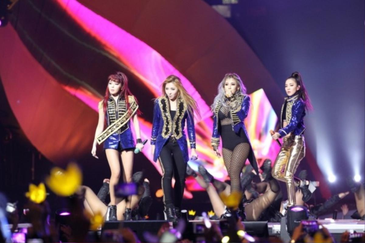 Nhóm 2NE1 tại MAMA 2015 (Park Bom đứng ngoài cùng bên trái).