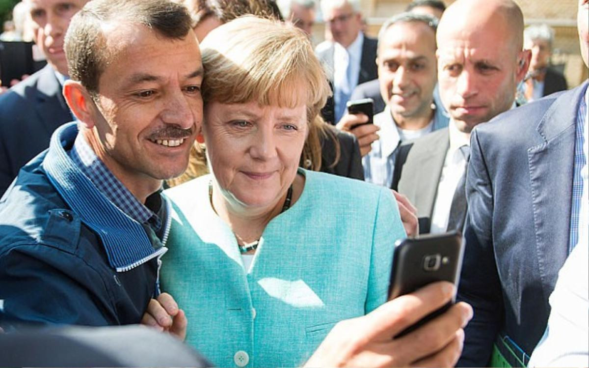 Merkel_Selfie_3521997b