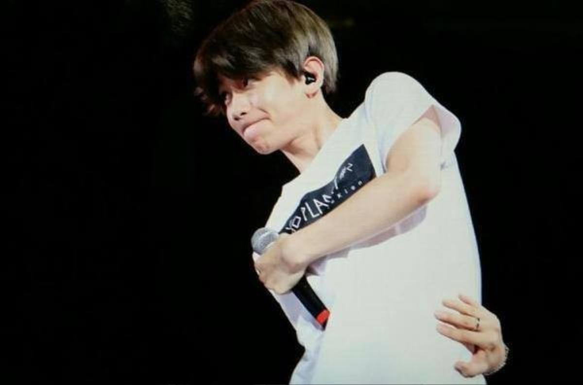 Ca sĩ Baekhyun (nhóm EXO) dù có thân hình gầy nhưng vẫn không thể thực hiện thử thách vòng tay chạm rốn.