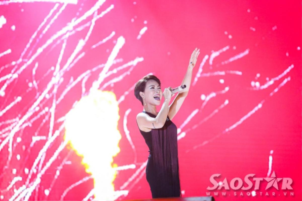 Uyên Linh “khoe” chất giọng đầy nội lực qua Forever Young, Girl on Fire. 