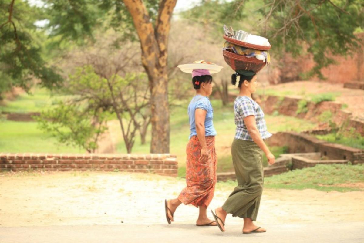 Những người phụ nữ đội đầu ở Bagan, Myanmar.