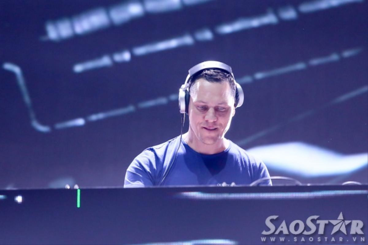 Tiesto làm khán giả không thể ngồi yên trong thời gian anh chơi nhạc.