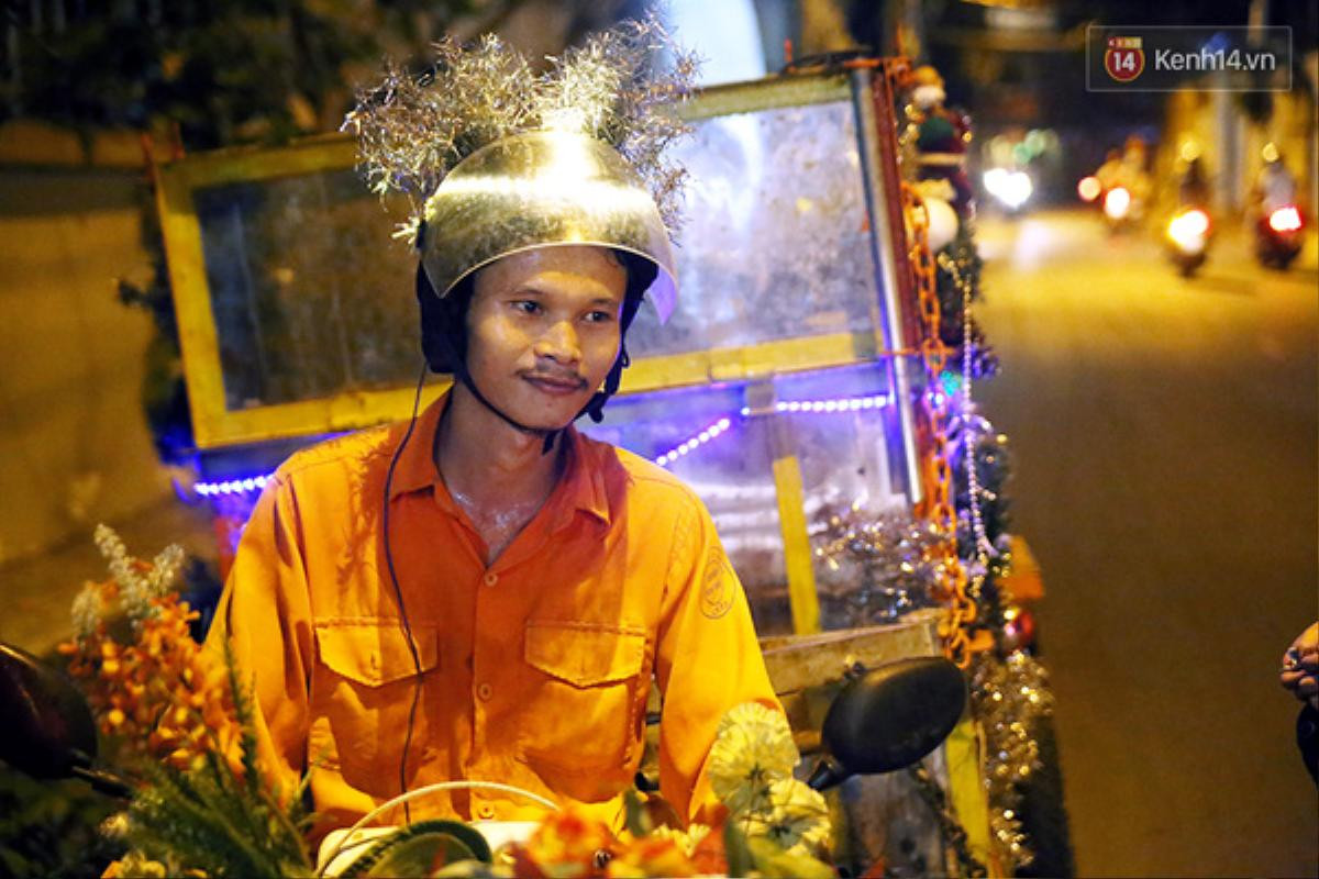 Anh Tuấn còn gắn cả những cành cây giấy màu bạc lên mũ bảo hiểm.