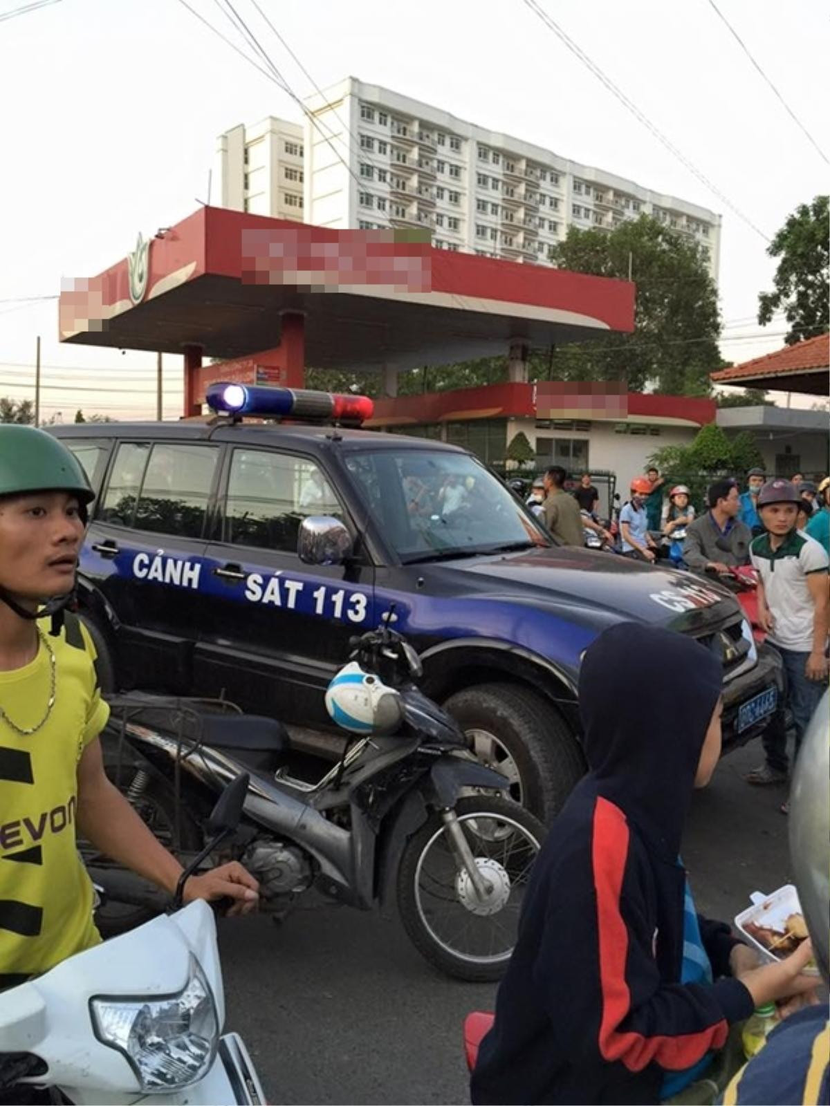 Lực lượng cảnh sát bao vây phong tỏa hiện trường.