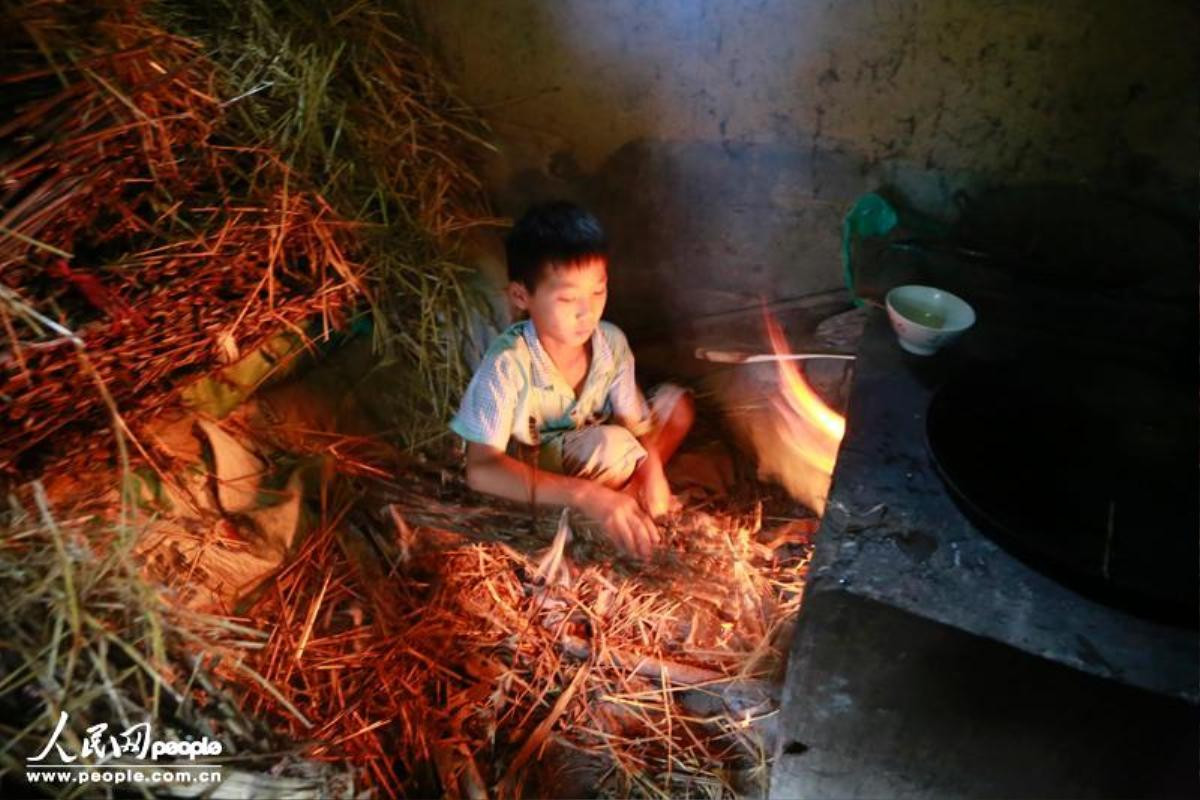 Cậu bé Xiao Nan tại Hà Nam đang nhóm lửa nấu cơm. Mẹ em đã bỏ nhà đi làm trên thành phố được 5 năm. Cha em chỉ về thăm đúng 1 lần khi ông nội qua đời. Khi được hỏi em có nhớ cha mẹ không, em chỉ nói "Không".