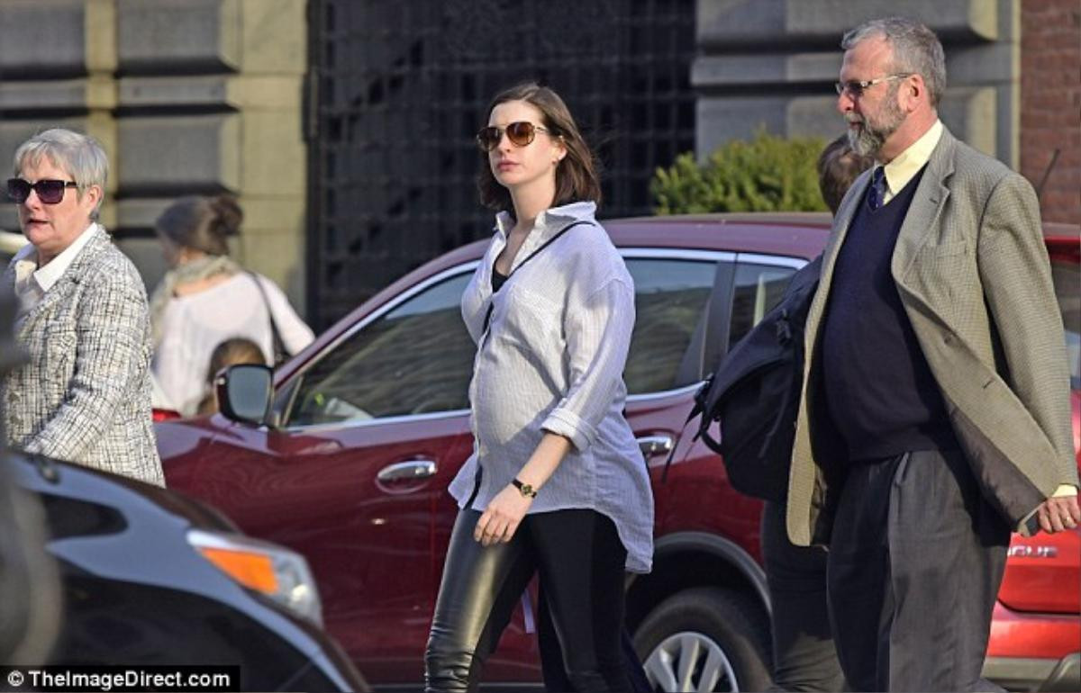 Cuối tuần qua, cánh săn ảnh của Daily Mail trông thấy Anne Hathaway và bố mẹ cô là ông bà Gerald - Kate Hathaway đi bộ trong khu trung tâm ở New York. Nữ diễn viên 33 tuổi mặc áo sơ mi lộ bụng bầu 5 tháng, gương mặt mộc tươi tắn. Sau 3 năm kết hôn, Anne và ông xã Adam Schulman đang chờ đợi đứa con đầu lòng.