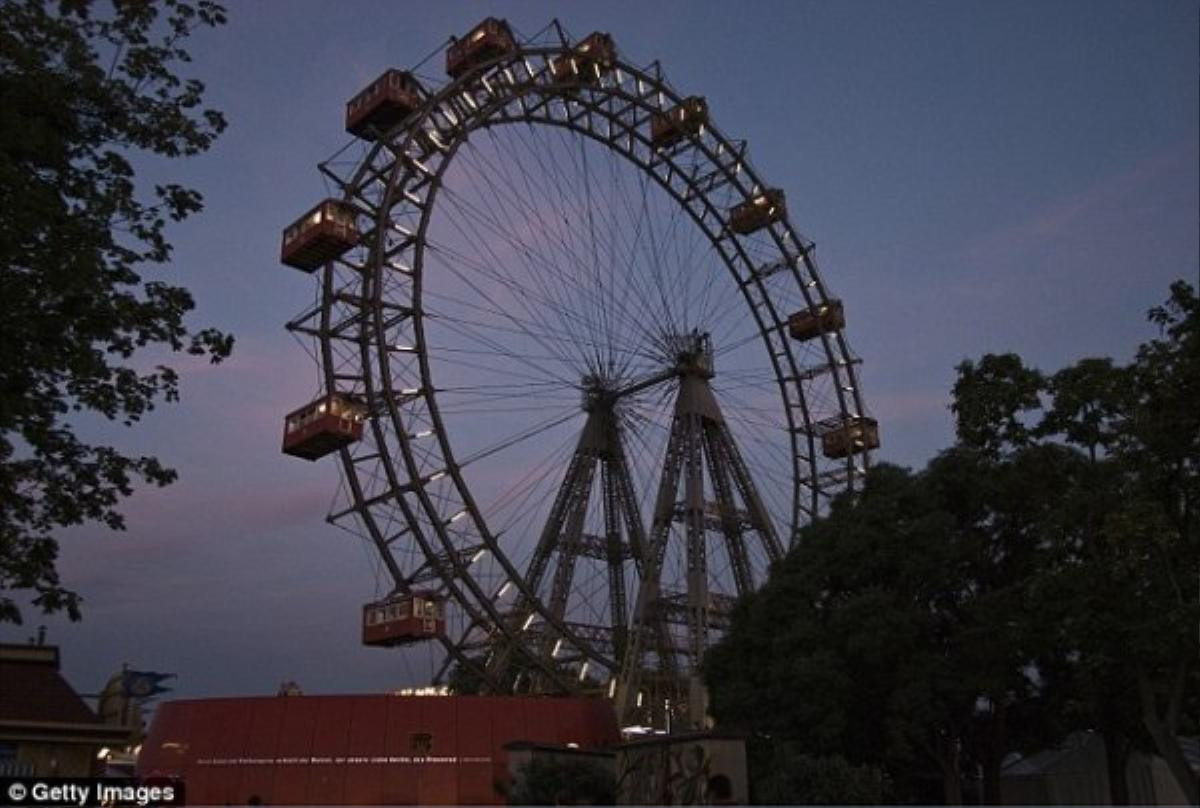 Vòng quay khổng lồ Vienna, hay Wiener Riesenrad, là một trong những địa danh hút khách du lịch nhất tại Vienna.