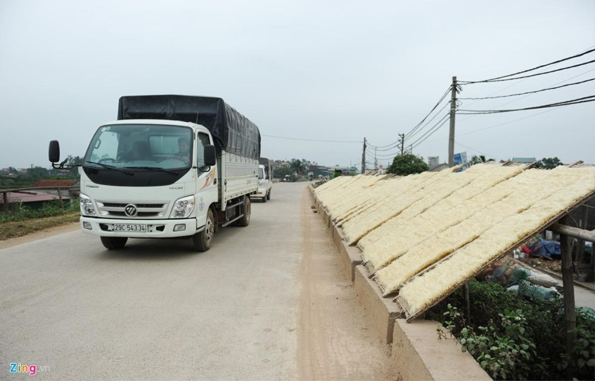 Làng nghề Dương Liễu (huyện Hoài Đức, Hà Nội) làm mì, miến bằng sắn, dong riềng từ những năm 1960. Hiện nay, tại đây có 2800 hộ tham gia sản xuất, mang lại doanh thu hơn 300 tỷ đồng mỗi năm. Tuy nhiên, nhiều hình ảnh chưa đẹp, gây ác cảm đối với người đi qua đường vẫn còn khi vấn đề về môi trường và vệ sinh an toàn thực phẩm chưa được các hộ dân nghiêm túc thực hiện.