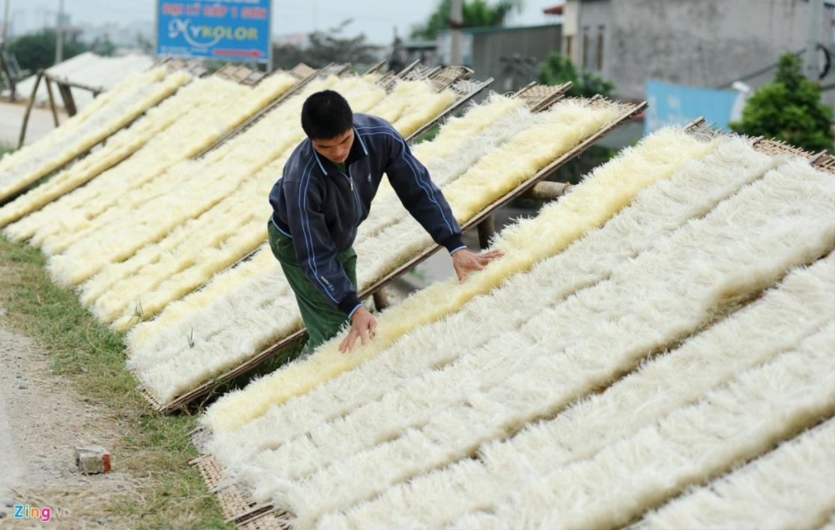 Thời điểm cuối năm, người dân Dương Liễu vào vụ làm mì, miến số lượng lớn để phục vụ Tết nguyên đán của người dân Hà Nội và một số tỉnh phía bắc.