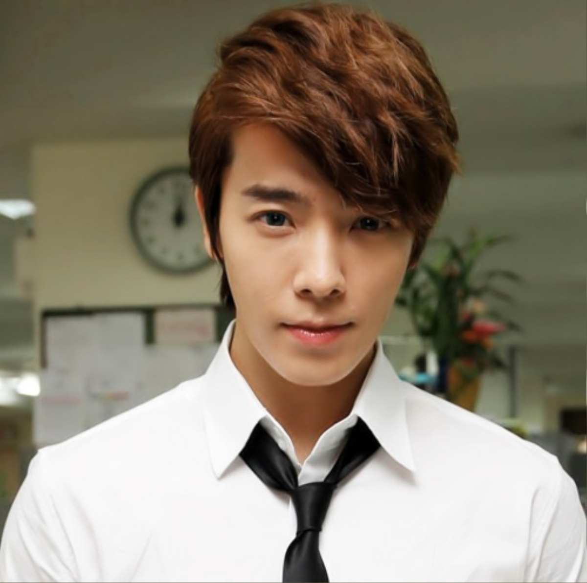 Một thành viên khác của Super Junior là Donghae xếp hạng 5.