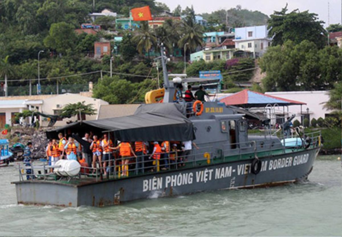 Tàu chuyên dụng của Bộ đội Biên phòng Khánh Hòa chở 29 du khách Nga cùng các thuyền viên gặp nạn từ vịnh Nha Trang vào bờ. Ảnh: A.Binh.