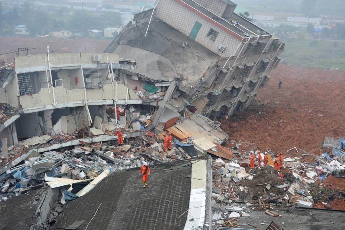 Rescuers look for survivors after a landslide hit an industrial park in Shenzhen, south China's Guangdong province on December 20, 2015. A massive landslide at an industrial park in southern China buried 22 buildings and left 22 people missing on December 20, state media reported, as more than 1,500 emergency workers searched the scene. AFP PHOTO / AFP / STRSTR/AFP/Getty Images