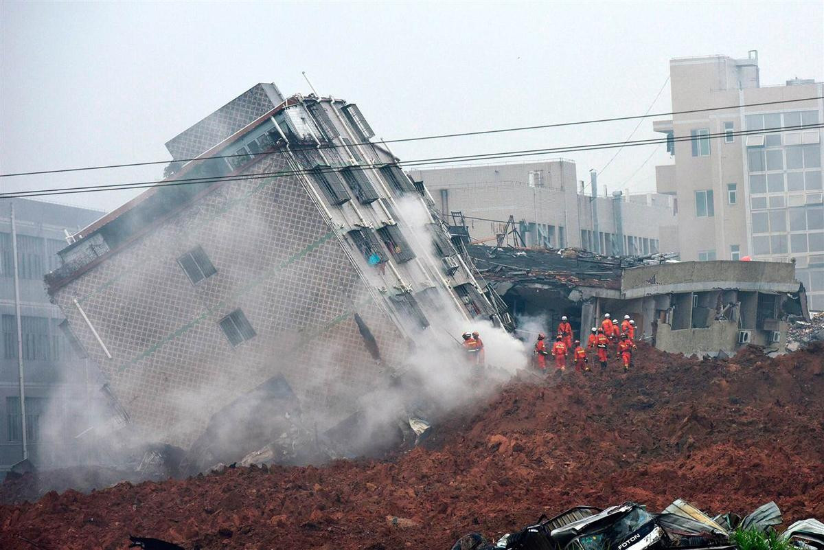 ss-151220-china-shenzhen-landslide-09_2dd43e9307b085d565466a6e8155deee.nbcnews-ux-2880-1000