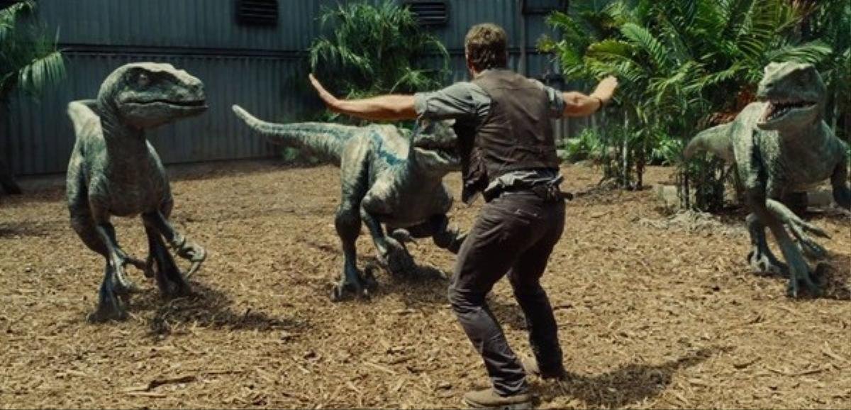 Đối lập với độ hoành tráng của Jurassic World là một kịch bản đi theo lối mòn.