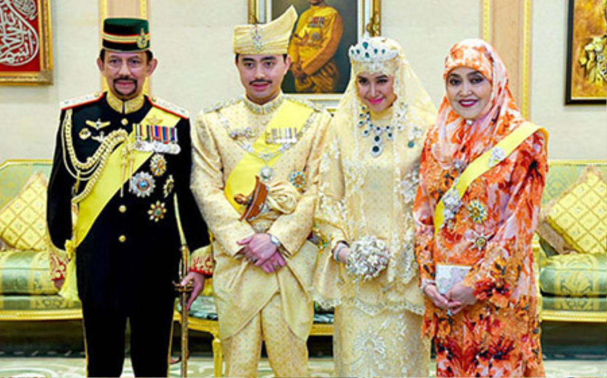 Quốc vương Brunei Hassanal Bolkiah trong lễ cưới của hoàng tử Abdul Malik. Ảnh: Telegraph/EPA