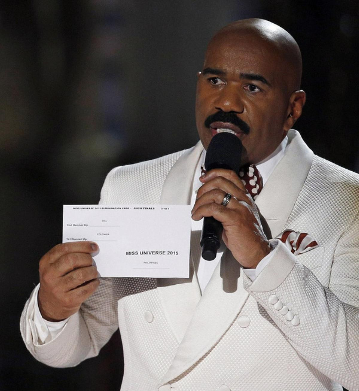 MC Steve Harvey và tấm thẻ có chứa thông tin top 3 tại Hoa hậu Hoàn vũ 2015.