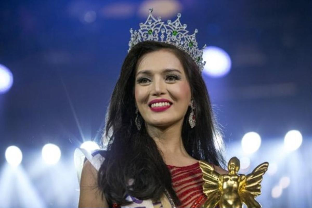 Trixie Maristela of Philippines smiles after she was crowned winner of the Miss International Queen 2015 transgender/transsexual beauty pageant in Pattaya, Thailand, November 6, 2015.REUTERS/Athit Perawongmetha