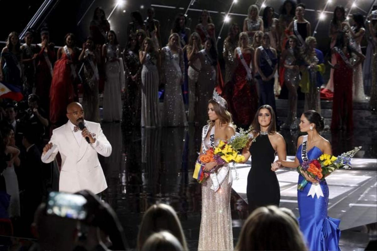 MC Steve Harvey trong giây phút tuyên bố đọc nhầm kết quả Hoa hậu Hoàn vũ 2015.