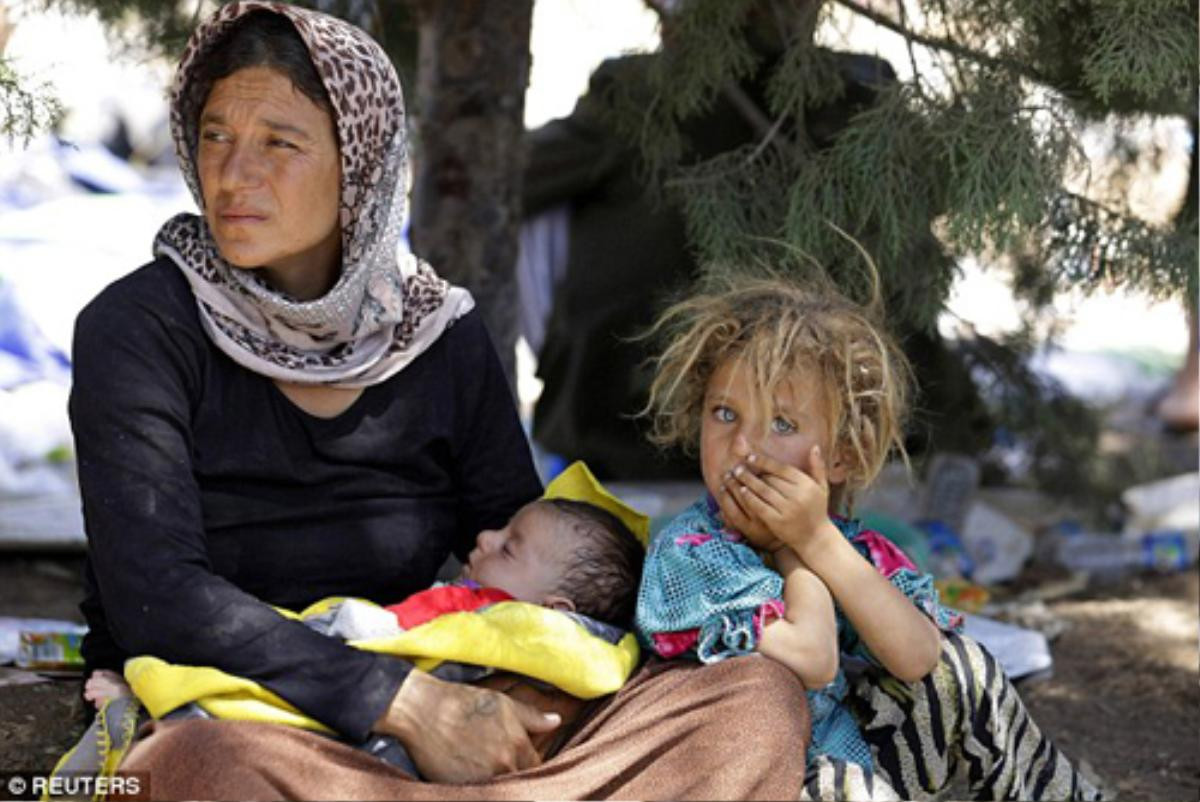 Người dân tộc thiểu số Yazidi bị ép phải cải đạo hoặc chết. Hàng nghìn phụ nữ đã bị IS bắt cóc và hãm hiếp. Ảnh: Reuters