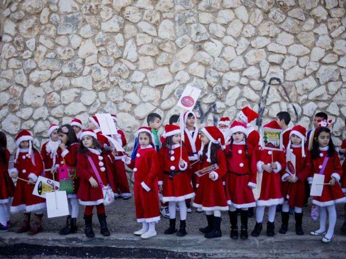 trẻ em israel chờ bắt đầu tuần hành giáng sinh hàng năm tại thành phố nazareth