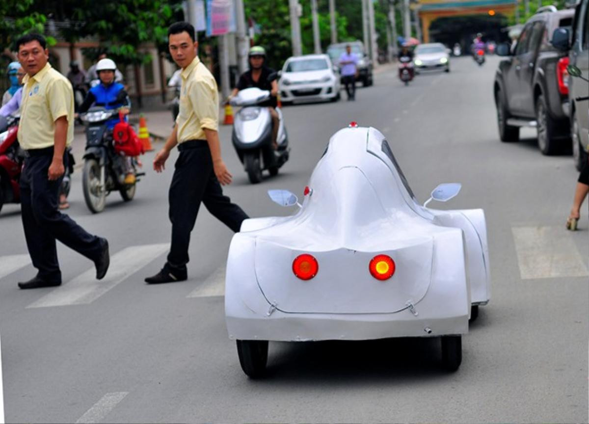 Phương tiện này có hình dáng lạ khiến nhiều người tò mò. Sinh viên Nguyễn Thành Trung cho biết: "Mơ ước lớn nhất của nhóm là chiếc xe thành công và có thể ứng dụng rộng rãi trong cuộc sống. Nó sẽ giúp chúng ta tiết kiệm tiền bạc và hạn chế nguồn khí thải gây ô nhiễm môi trường". 