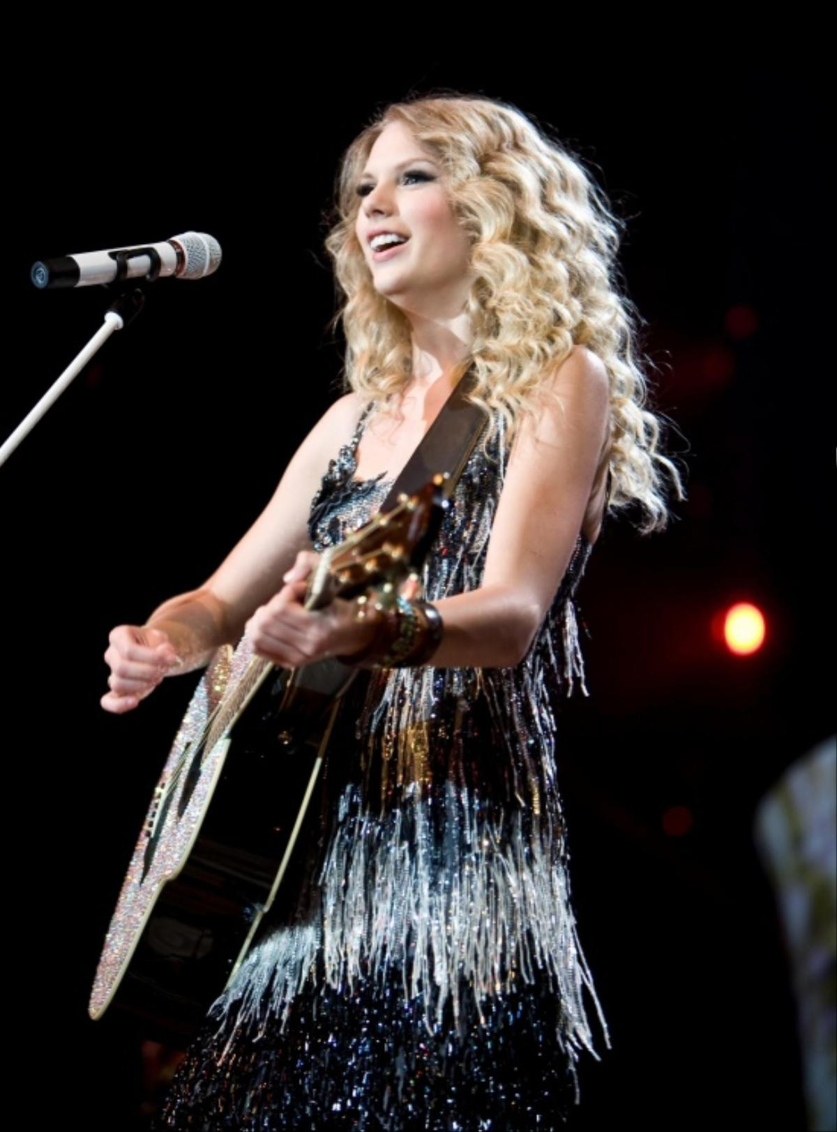 Taylor-Swift-Photoshoot-101-Fearless-Tour-2009-anichu90-17989280-1892-2560