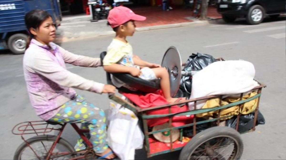 Mẹ luôn dành cho con chỗ ngồi tốt nhất (hai mẹ con đi mua ve chai trên đường Tôn Thất Thiệp, Q.1)