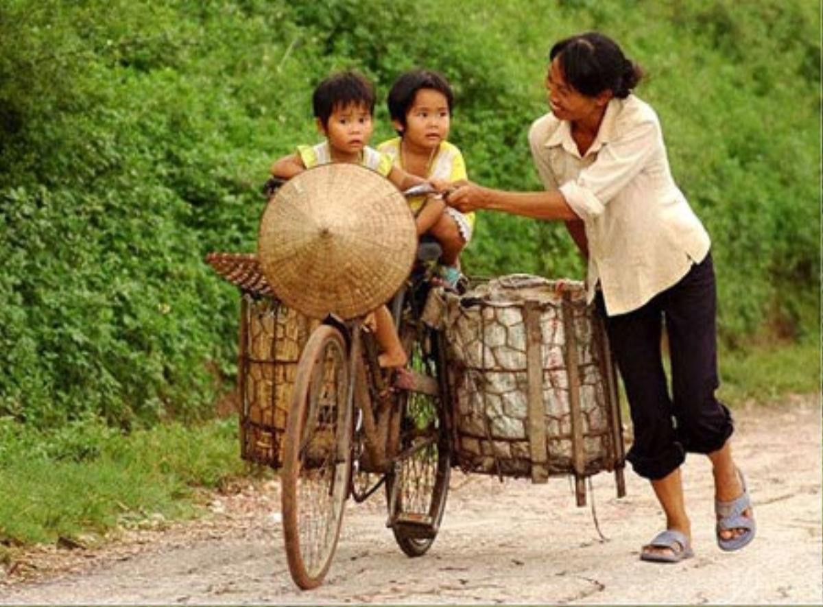 "Tần tảo sớm hôm... mẹ nuôi con khôn lớn" - bức ảnh như cả một bầu trời yêu thương của người mẹ dành cho con. (Ảnh: G.T.G)