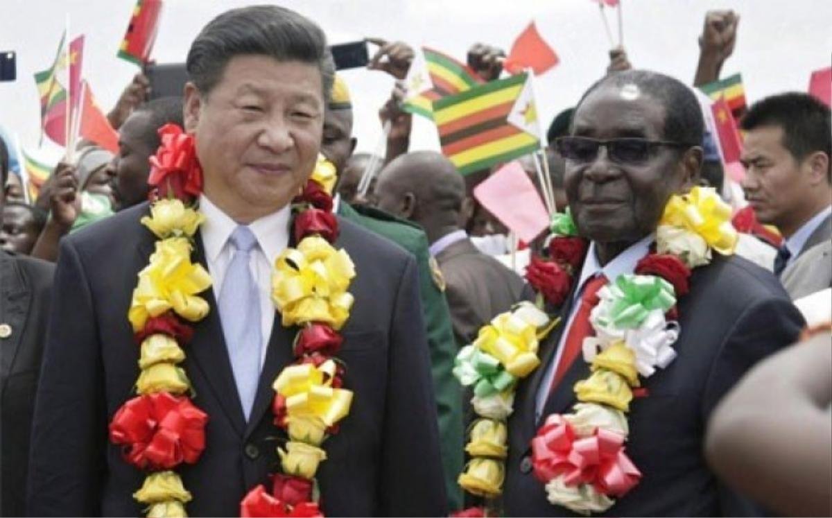 Chủ tịch Trung Quốc Tập Cận Bình (trái) và Tổng thống Zimbabwe Robert Mugabe trong chuyến thăm Zimbabwe của ông Tập tháng 11/2015.