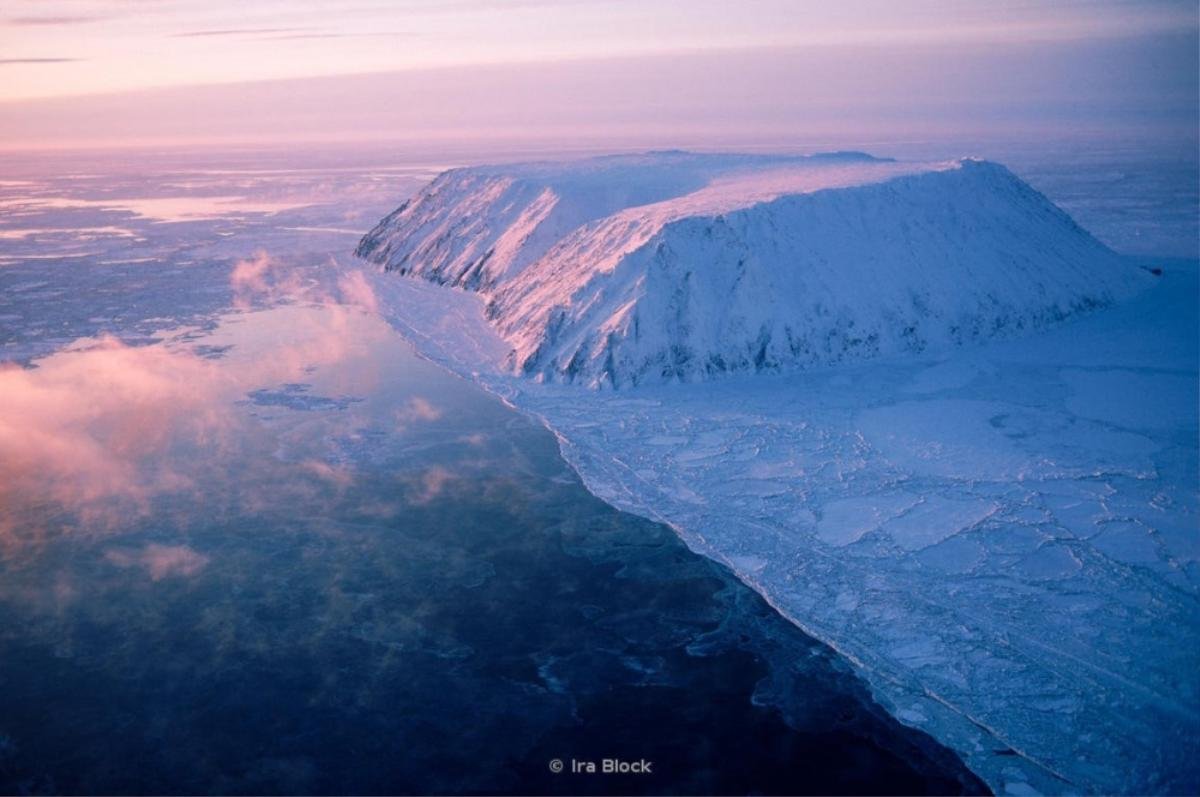 Biên giới giữa Nga và Mỹ được xác định bởi một hòn đảo nằm cách Chukotka và Alaska chỉ 35 km. Tuy gần là vậy nhưng múi giờ chênh lệch nhau đến 21 tiếng !