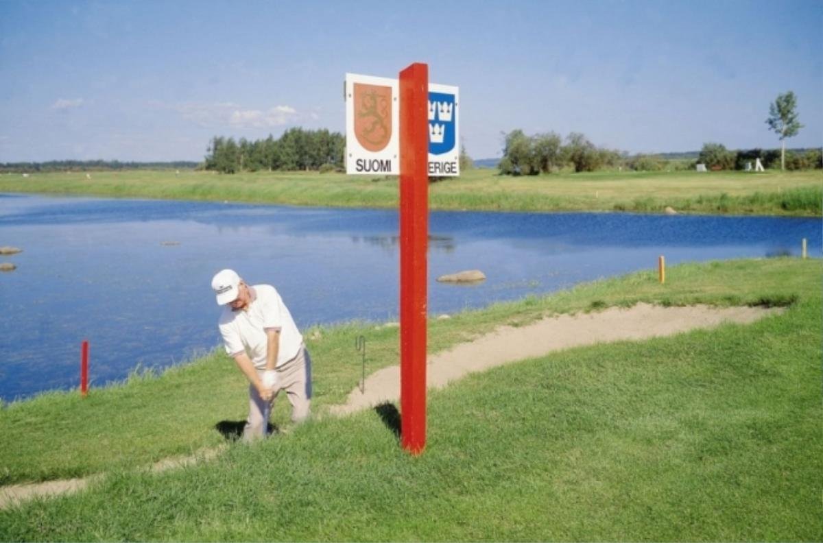 Bạn thậm chí còn có thể chơi golf ngay tại cột mốc biên giới Phần Lan - Thụy Điển.