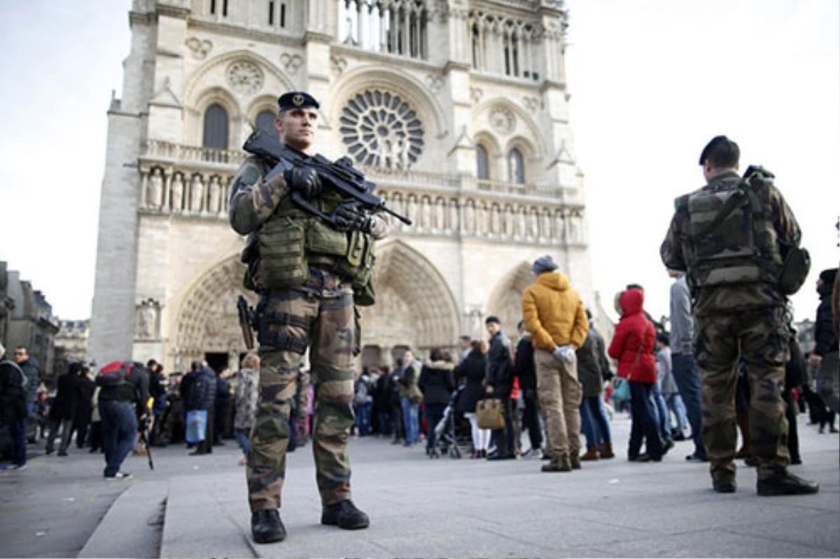 Cảnh sát có vũ trang tuần tra trước nhà thờ Notre Dame ở Paris khi thủ đô Pháp tiếp tục được đặt trong tình trạng báo động về an ninh suốt dịp lễ Giáng sinh và năm mới. 