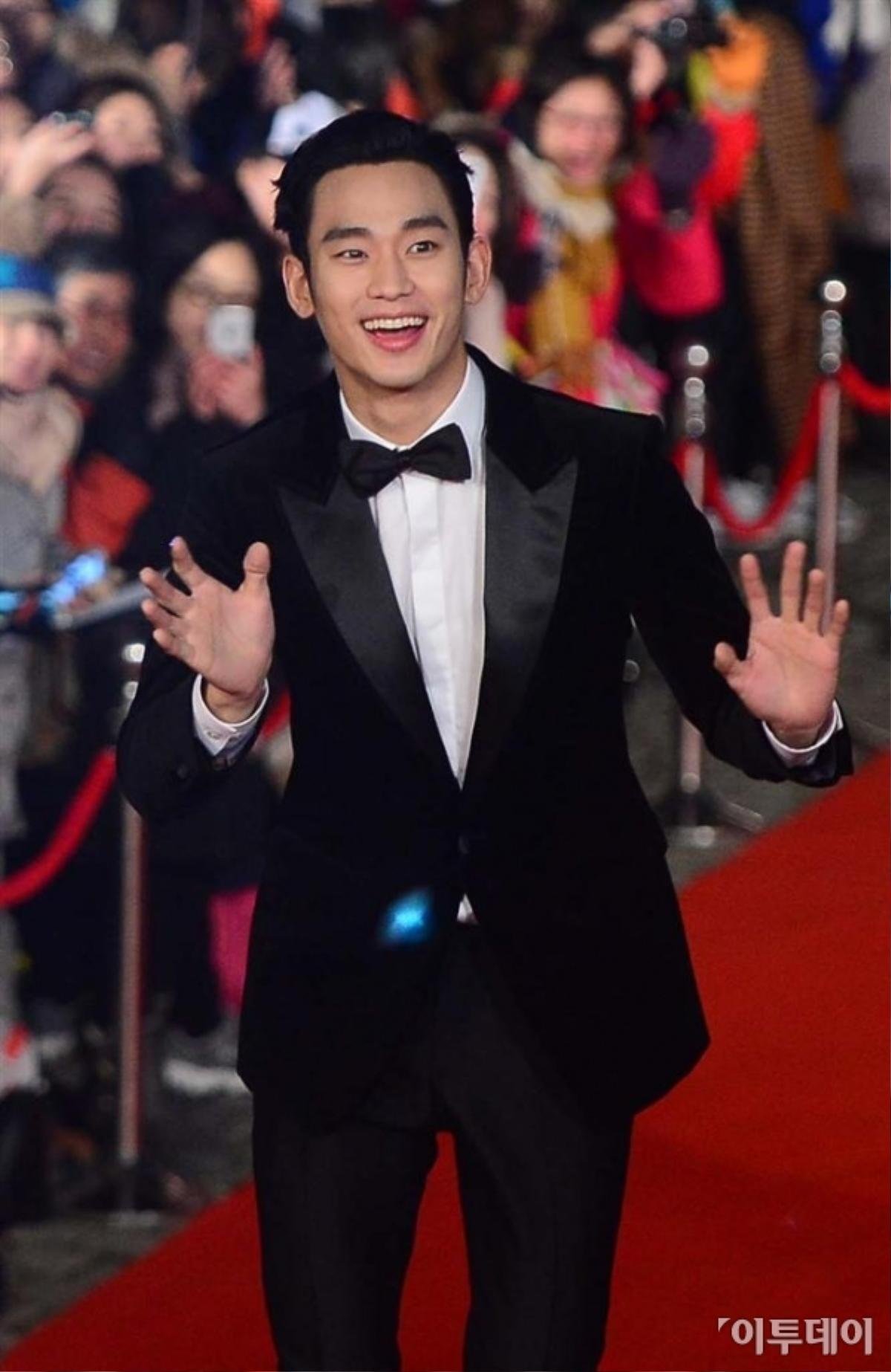 Như mọi khi, Kim Soo Hyun thể hiện sự thân thiện, vẫy chào nhiệt tình với người hâm mộ trước khi lên bục thảm đỏ. 