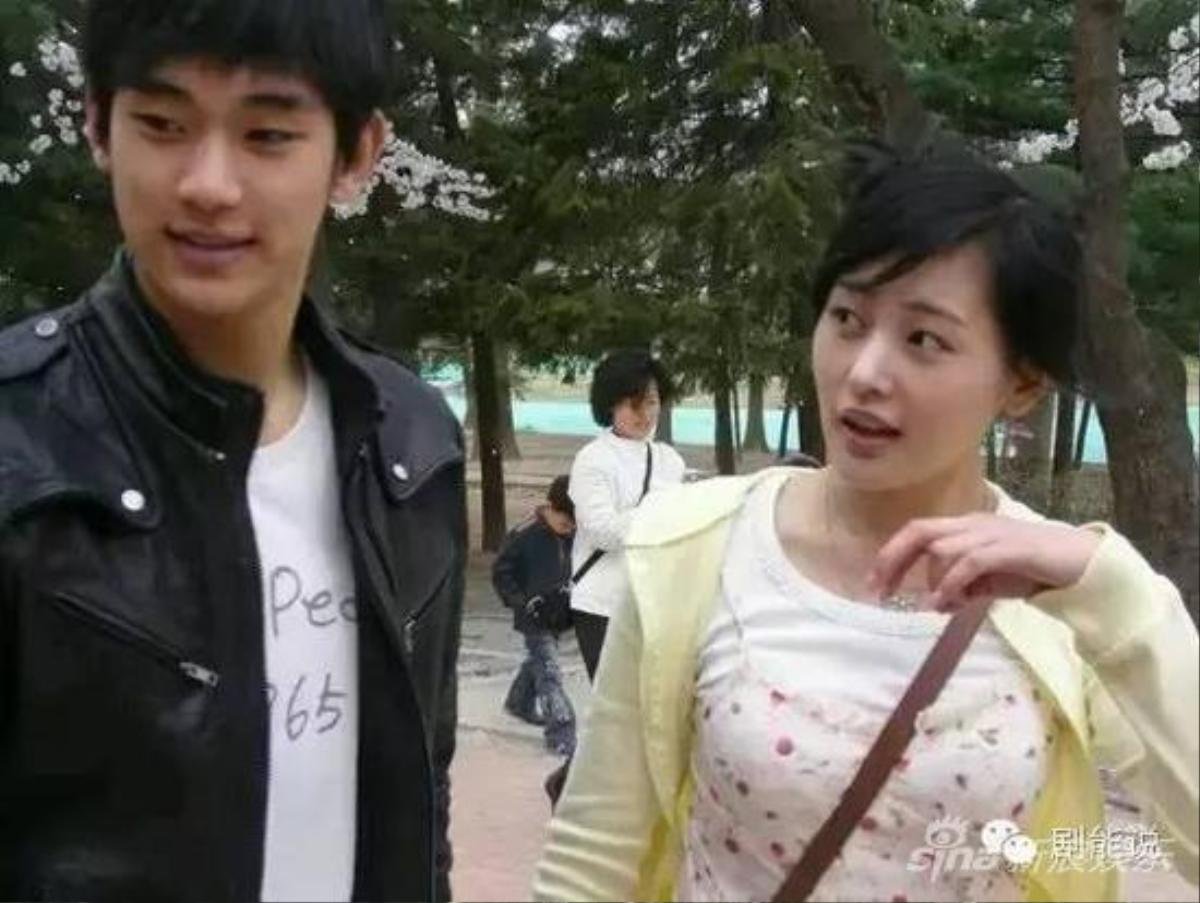 Cô từng là bạn diễn chung với Kim Soo Hyun.